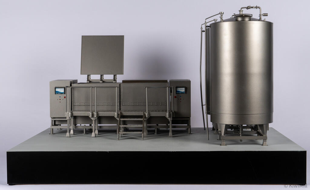 Eye-level front view of the cook tank model with raised lid, handrails and stair, tanks lined up behind each other